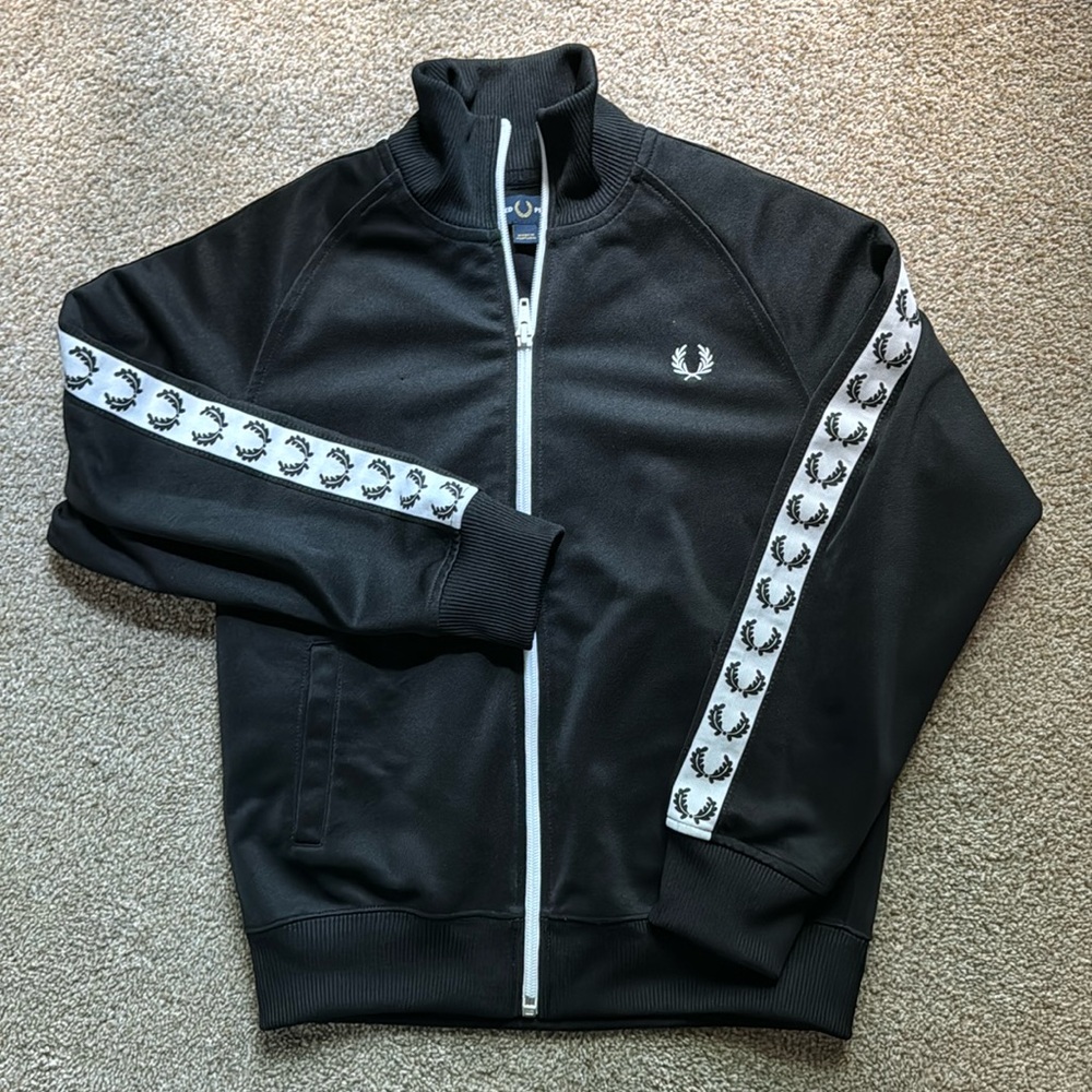 Gorgeous Fred Perry youth jacket 9-10